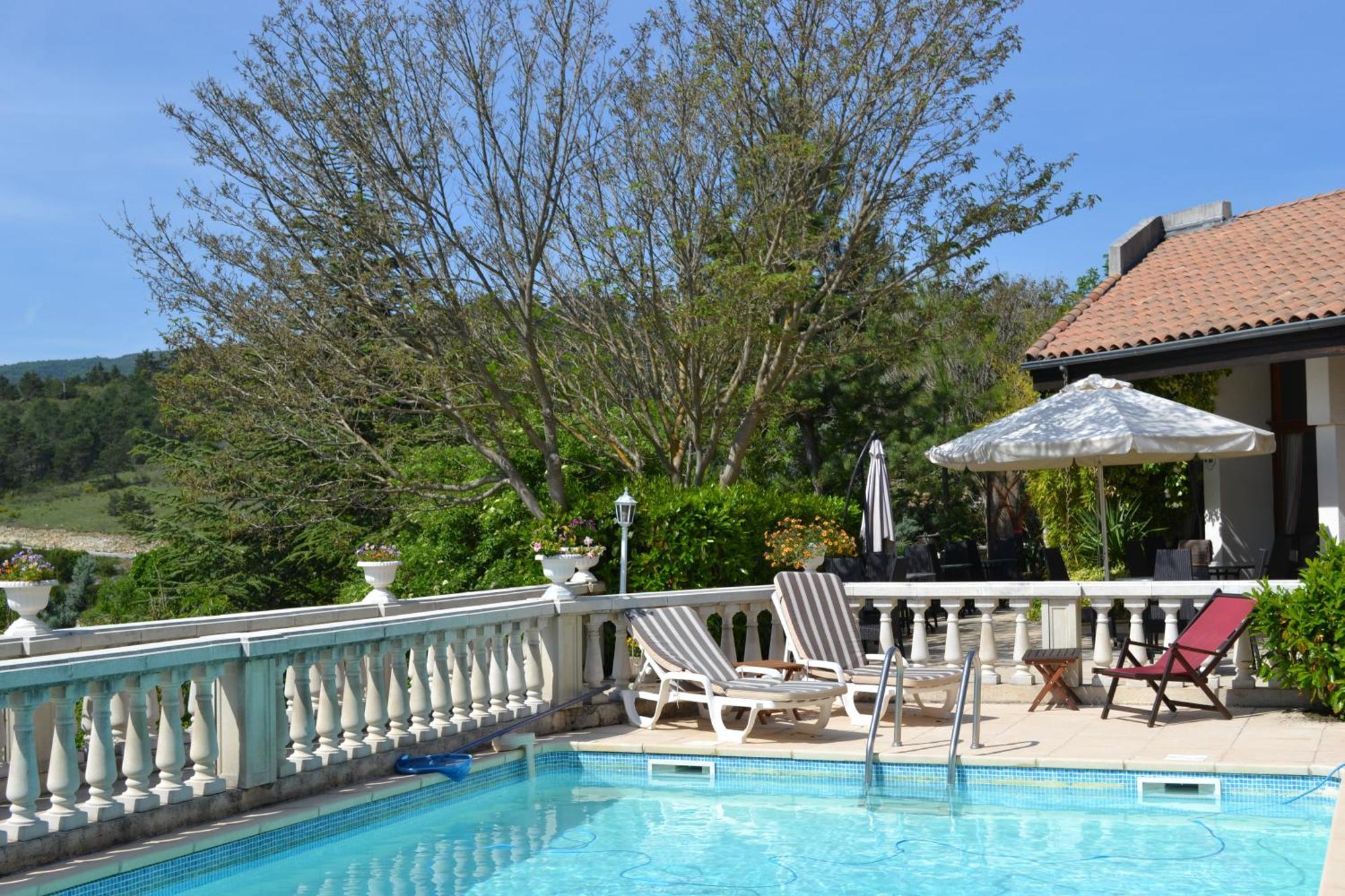 טריגאנס Logis Hotel Le Vieil Amandier מראה חיצוני תמונה