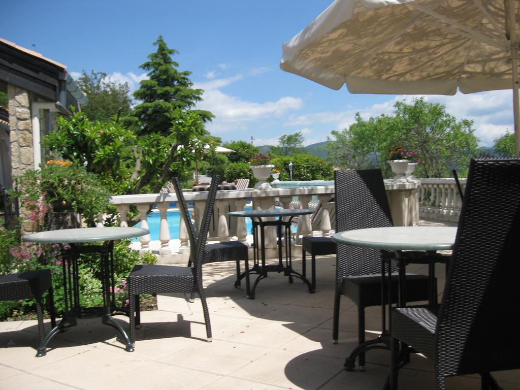 טריגאנס Logis Hotel Le Vieil Amandier מראה חיצוני תמונה